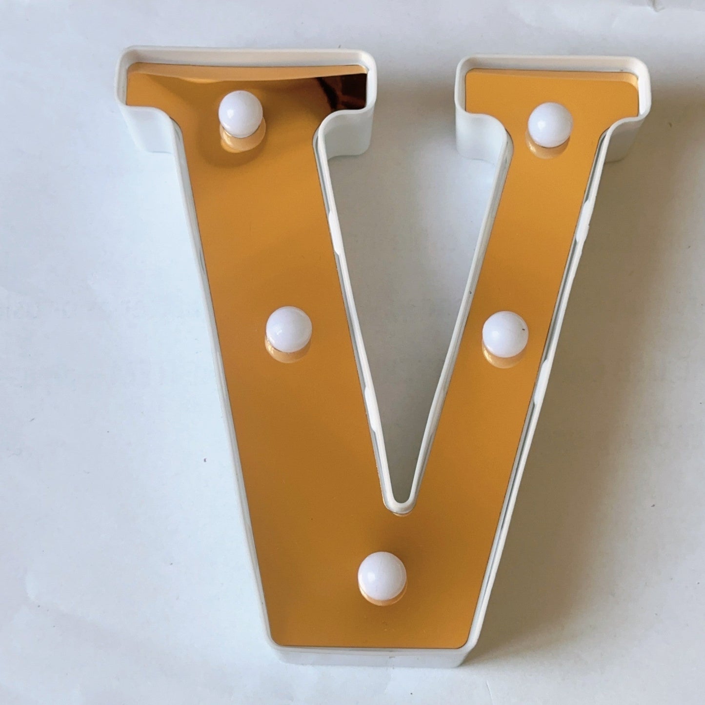 LAMPARA LETRA V 16CM